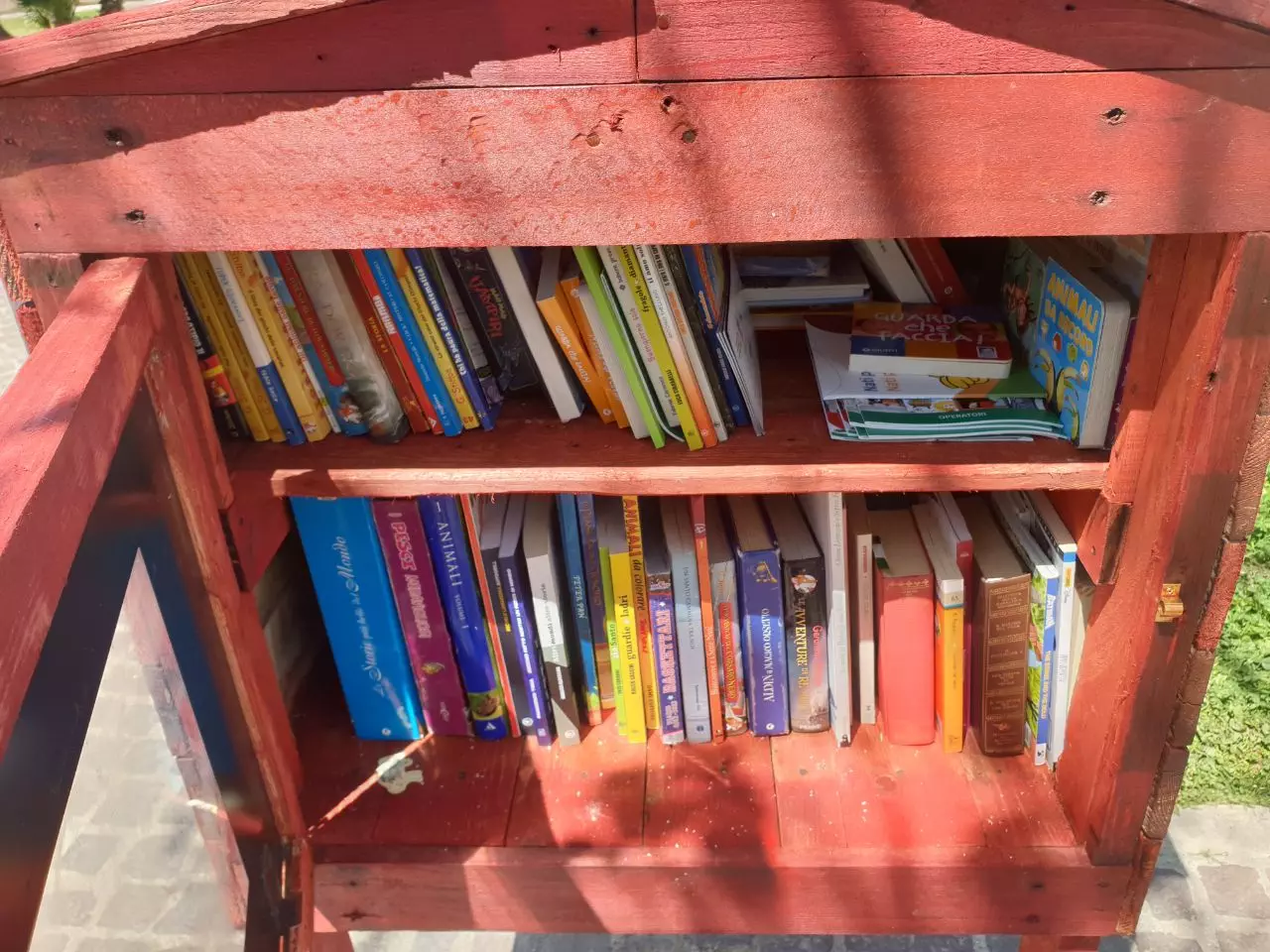 Bookcrossing: anche alcuni titoli del catalogo di Altrimedia Edizioni nel contenitore rosso inaugurato a Matera