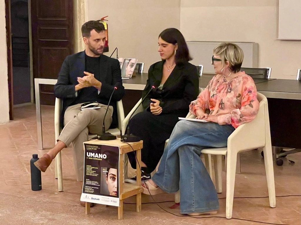 Una serata all'insegna della introspezione e dell'empatia quella trascorsa sabato 13 settembre a Montescaglioso, presso la sala del Capitolo dell'Abbazia di San Michele Arcangelo (concessa grazie alla disponibilità dell'assessore comunale Francesca Fortunato seduta tra i  presenti), in occasione della presentazione nell'ambito degli appuntamenti off de 