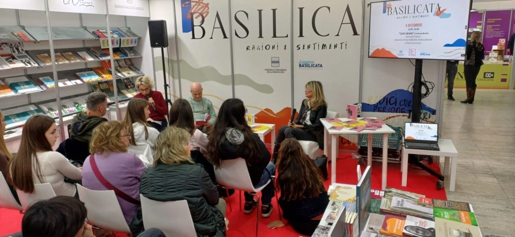 Anche quest'anno Altrimedia Edizioni è stata presente alla fiera Più libri più liberi , promossa e organizzata da AIE, con il sostegno del Centro per il libro e la lettura del Ministero della Cultura, all'interno dello Stand del Consiglio Regionale della Basilicata. Con una selezione delle sue 350 pubblicazioni ha potuto partecipare a uno degli appuntamenti di riferimento del mercato editoriale italiano.
